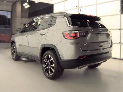 Used 2023 Jeep Compass Limited AWD/4WD image 2