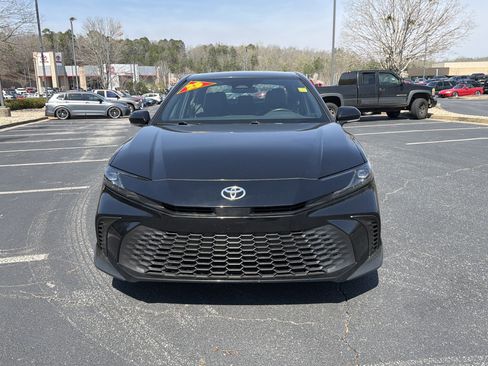 Used 2025 Toyota Camry SE image 2