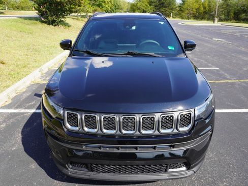 Used 2023 Jeep Compass Latitude w/ Convenience Group AWD/4WD image 3