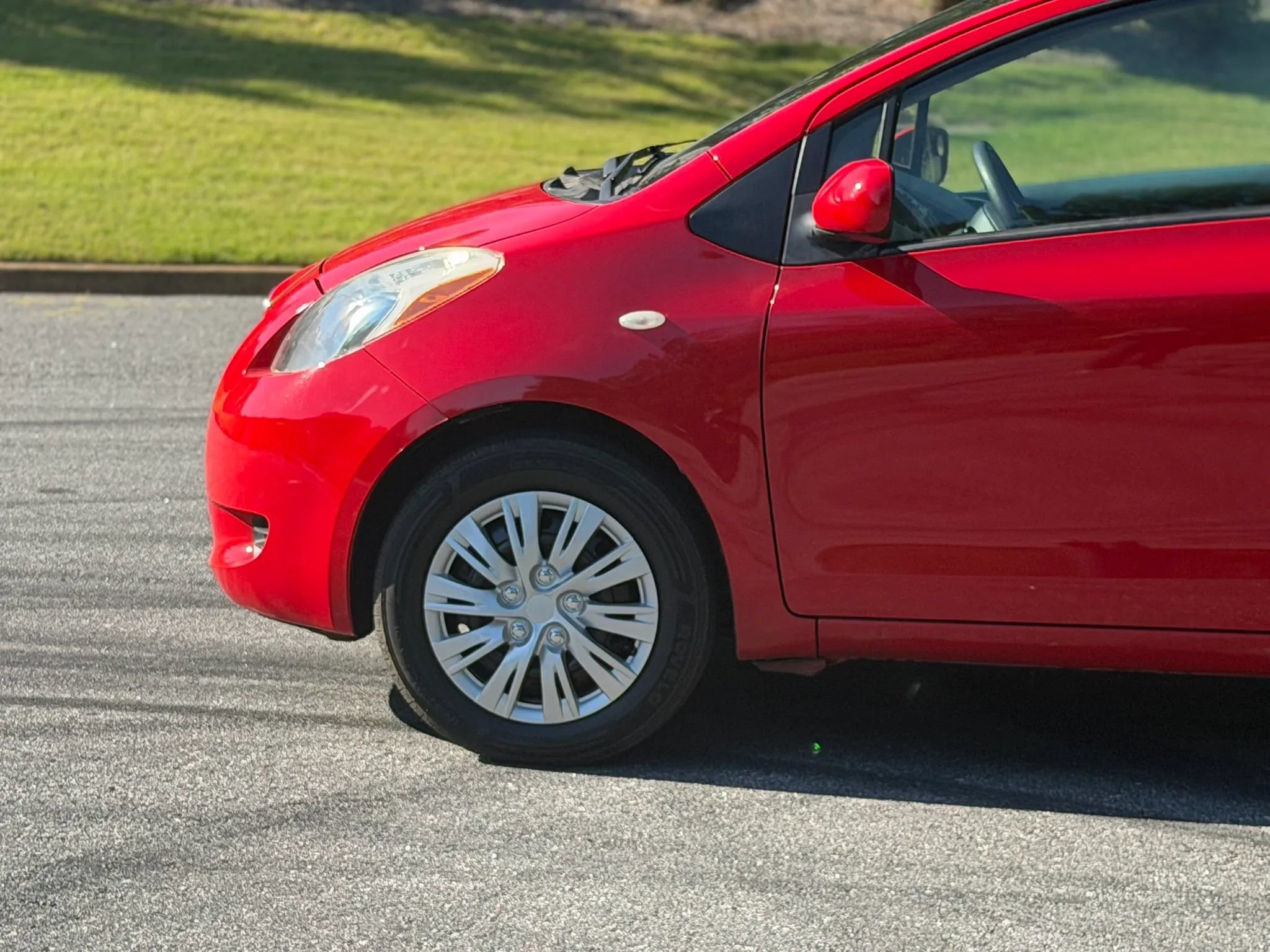 Used 2007 Toyota Yaris 2-Door Hatchback w/ Convenience Pkg FWD image 7