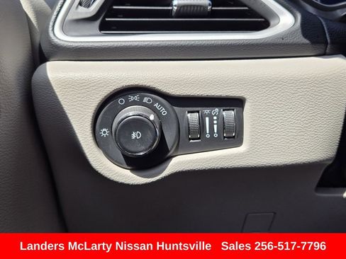 Used 2023 Chrysler Pacifica Touring-L image 31