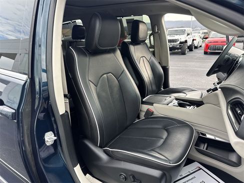 Used 2022 Chrysler Pacifica Limited image 26