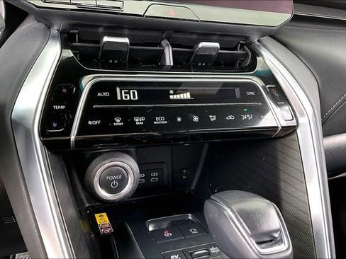 Used 2024 Toyota Venza XLE image 23