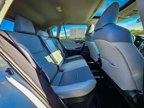 Used 2021 Toyota RAV4 XLE Premium image 40