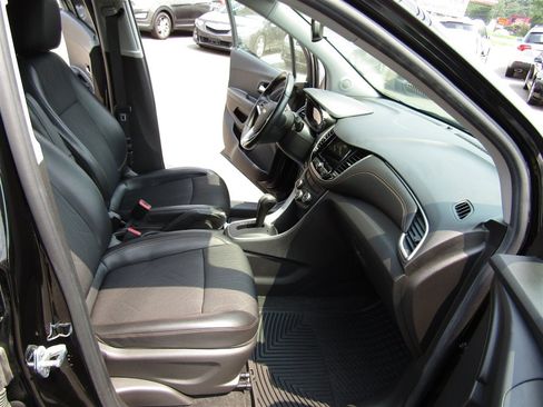 Used 2019 Chevrolet Trax LT w/ LT Convenience Package FWD image 14