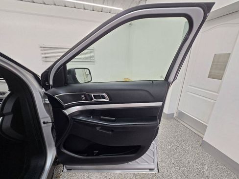 Used 2016 Ford Explorer XLT w/ Equipment Group 201A FWD image 28