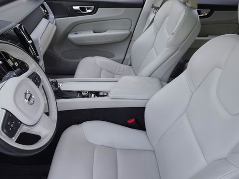 Used 2020 Volvo XC60 T5 Momentum w/ Protection Package FWD image 11