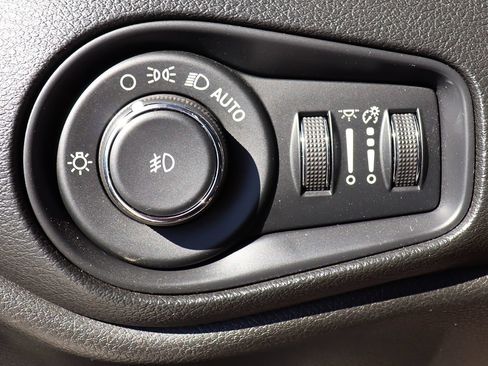 Used 2020 Jeep Renegade Latitude w/ Popular Equipment Group FWD image 41