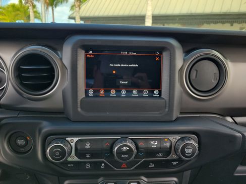 Used 2021 Jeep Gladiator Sport image 22