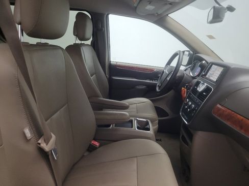 Used 2016 Chrysler Town & Country LX FWD image 21