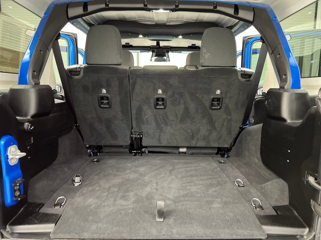 Used 2025 Jeep Wrangler Unlimited Sahara AWD/4WD image 33