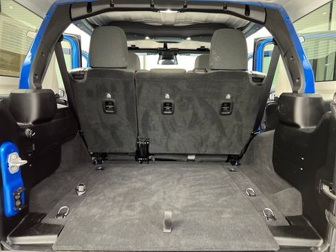 Used 2025 Jeep Wrangler Unlimited Sahara AWD/4WD image 33