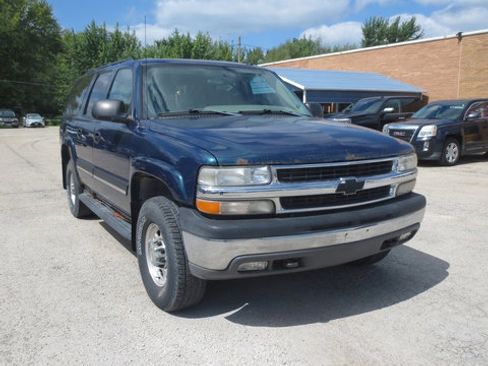 Used 2005 Chevrolet Suburban 2500 LS w/ Preferred Equipment Group image 2
