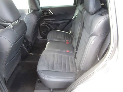 Used 2023 Mitsubishi Outlander SE image 8