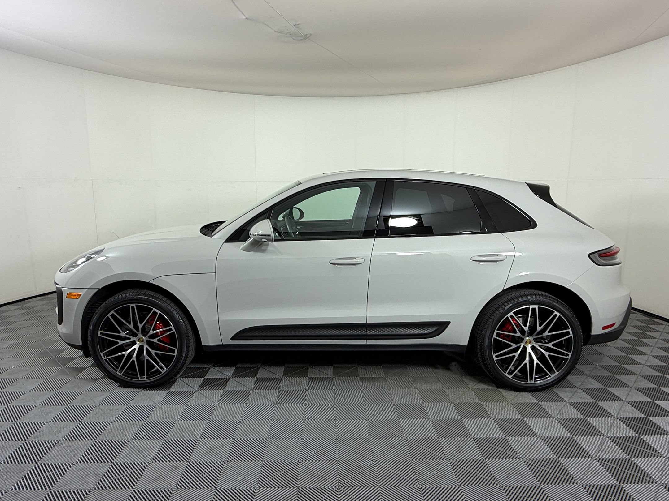 Certified 2024 Porsche Macan S AWD/4WD image 2