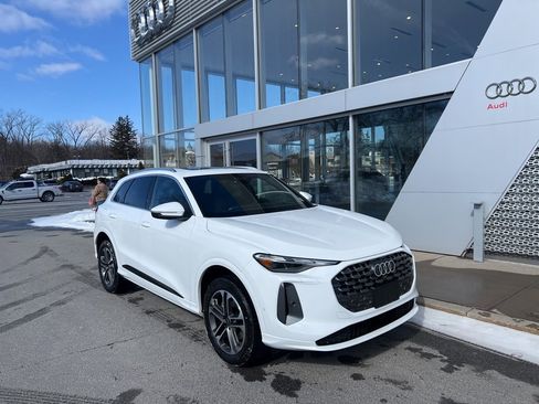 Used 2025 Audi Q5 Premium w/ Convenience Package image 6