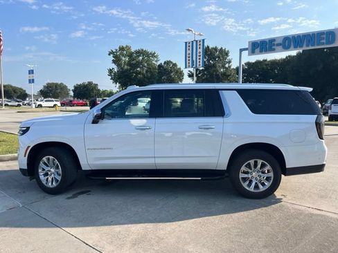 Used 2025 Chevrolet Suburban Premier RWD image 3