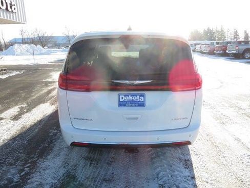 Used 2024 Chrysler Pacifica Limited w/ Trailer Tow Group image 8
