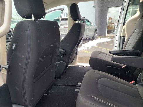 Used 2024 Chrysler Voyager LX image 20