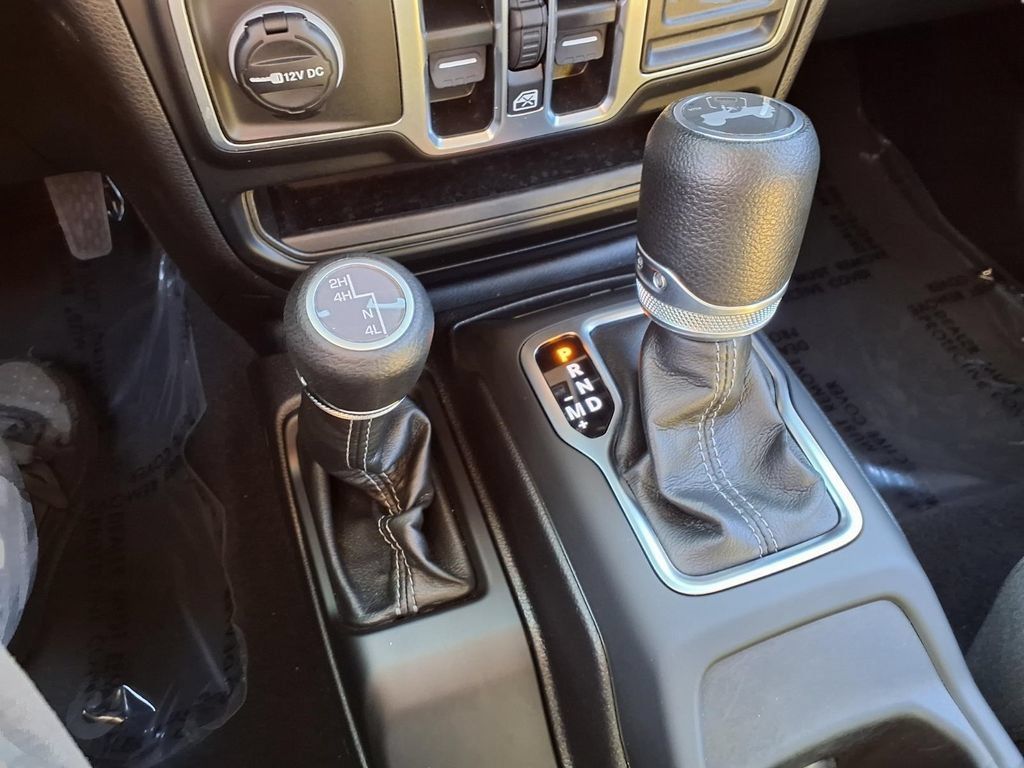 Used 2026 Jeep Wrangler Unlimited Sahara AWD/4WD image 11
