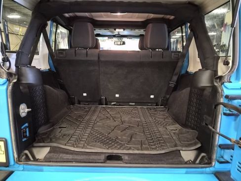 Used 2017 Jeep Wrangler Unlimited Sahara w/ Connectivity Group AWD/4WD image 16