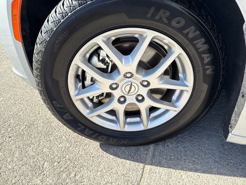 Used 2024 Chrysler Pacifica Touring-L FWD image 27