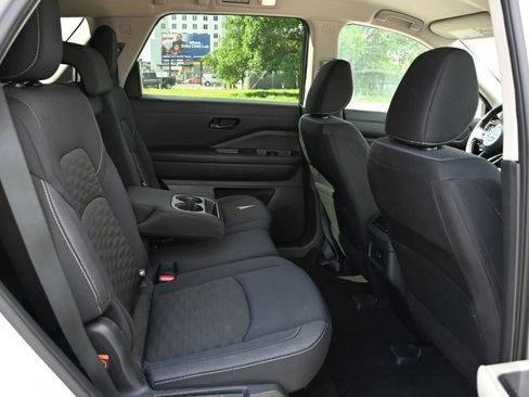 Used 2024 Nissan Pathfinder SV image 16