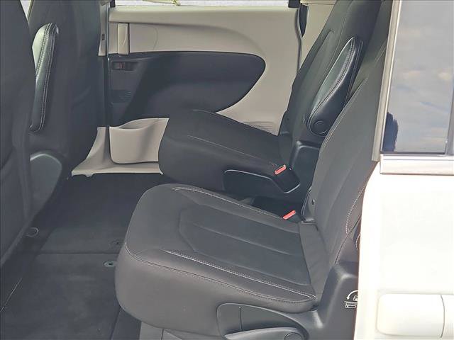 Used 2022 Chrysler Voyager LX FWD image 17