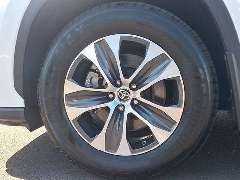 Used 2023 Toyota Highlander XLE AWD/4WD image 8