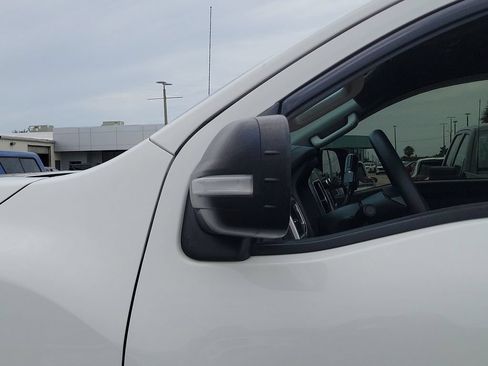 Used 2019 Nissan Titan SV AWD/4WD image 12