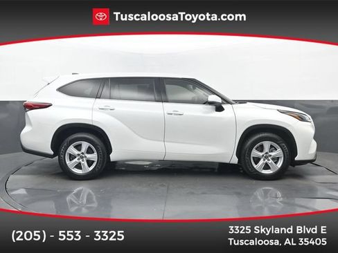 Used 2022 Toyota Highlander L FWD image 1