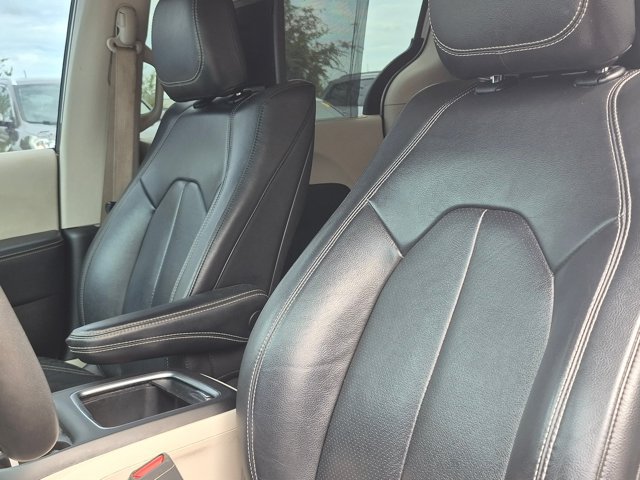 Used 2022 Chrysler Pacifica Touring-L w/ Uconnect Theater Family Group FWD image 13