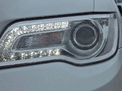 Used 2019 Chrysler 300 Touring w/ Quick Order Package 2EF RWD image 9