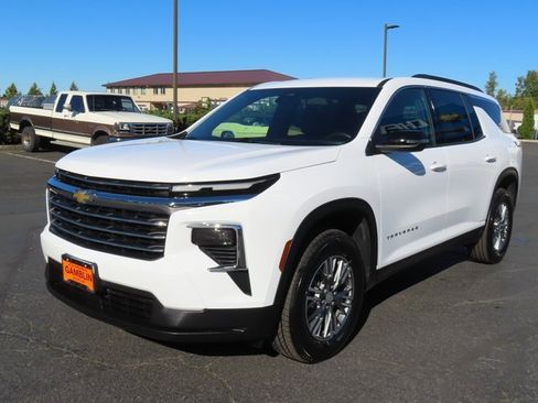 Used 2025 Chevrolet Traverse LT image 3