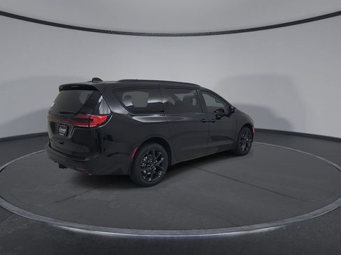 New 2027 Chrysler Pacifica Limited w/ S Appearance Package AWD/4WD image 15