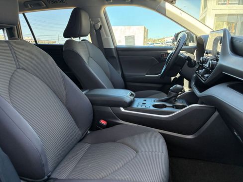 Used 2025 Toyota Highlander LE image 38
