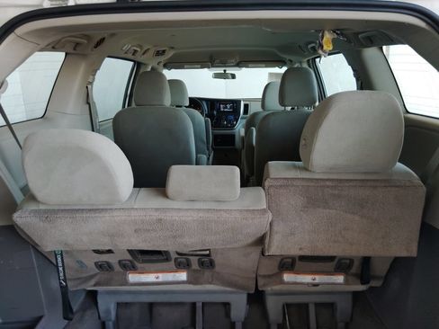 Used 2017 Toyota Sienna L FWD image 19