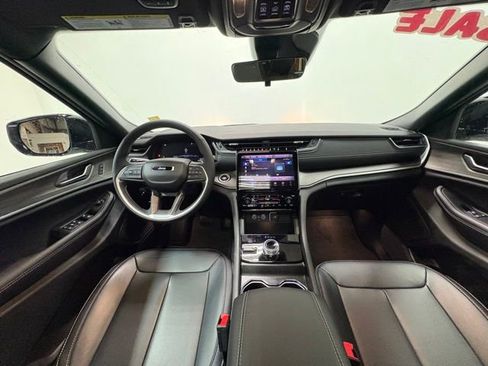 New 2025 Jeep Grand Cherokee Limited image 12