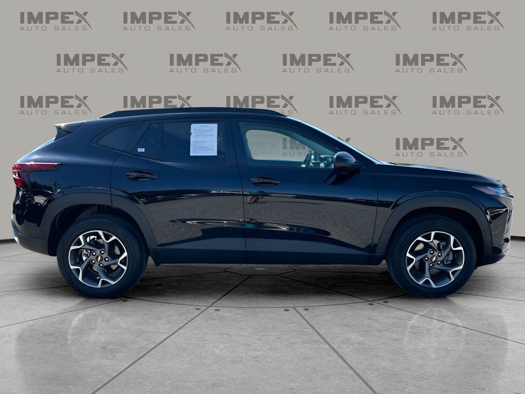 Used 2025 Chevrolet Trax LT FWD image 6