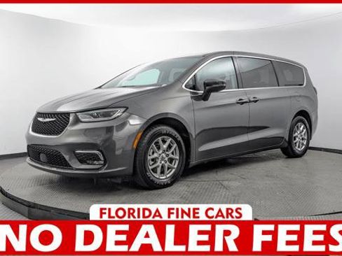 Used 2023 Chrysler Pacifica Touring-L FWD image 1