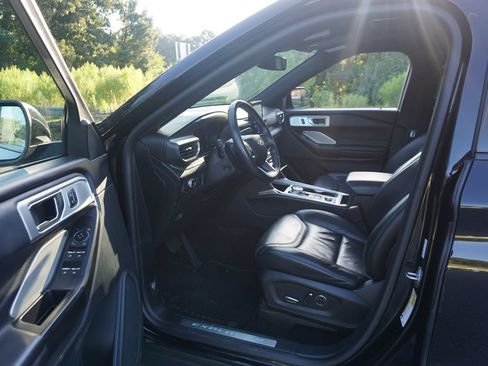 Used 2020 Ford Explorer Platinum w/ Premium Technology Package AWD/4WD image 2