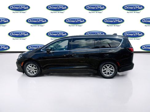 Used 2023 Chrysler Pacifica Touring-L FWD image 4