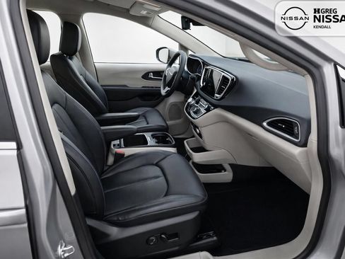 Used 2024 Chrysler Pacifica Touring-L FWD image 11