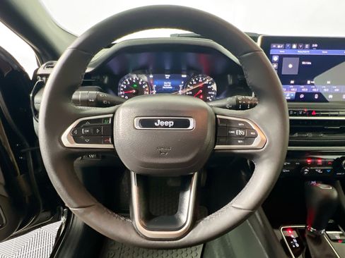 Used 2025 Jeep Compass Latitude w/ Convenience Group AWD/4WD image 17