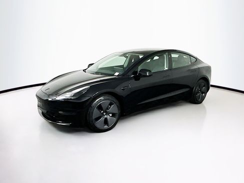 Used 2023 Tesla Model 3 Standard Range image 4