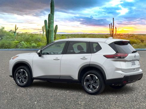 Used 2025 Nissan Rogue SV image 4