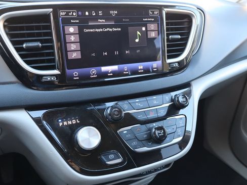 Used 2023 Chrysler Pacifica Touring-L FWD image 7