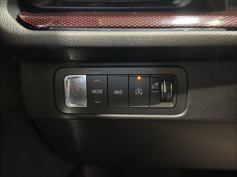 Used 2025 Chevrolet Traverse Z71 AWD/4WD image 35