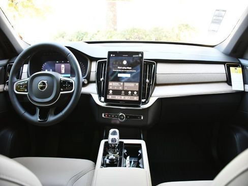 New 2026 Volvo XC90 B6 Plus w/ Protection Package Premier image 18