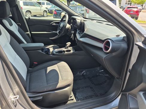 Used 2024 Chevrolet Trax RS w/ Sunroof Package FWD image 27